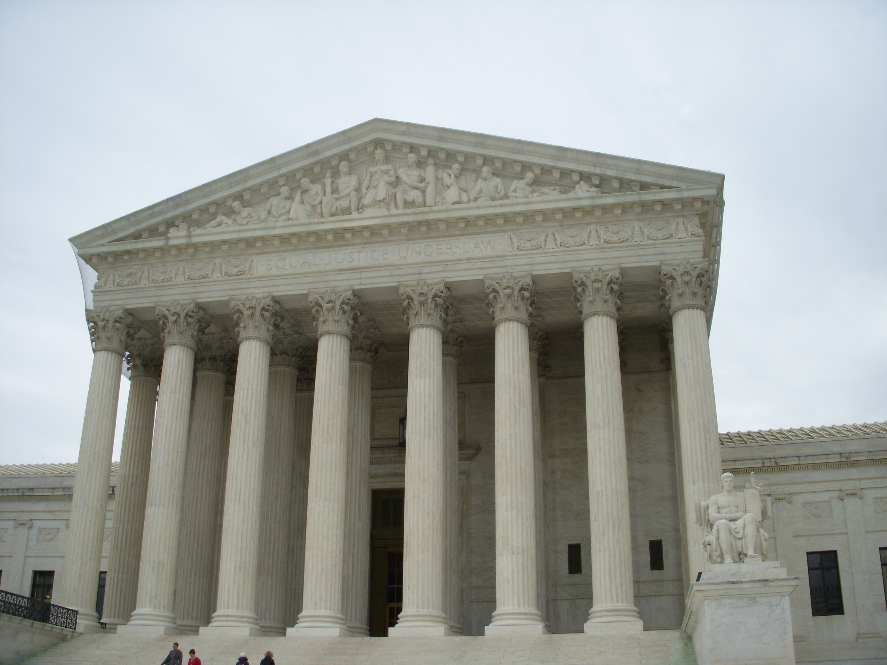 The marble facade of the United States Supreme Court building in Washington, D.C., a symbol of the tribunals where the first AI liability disputes are now being decided